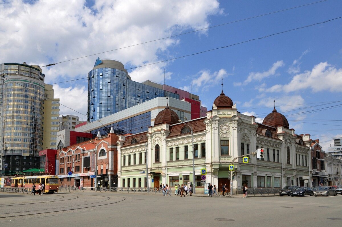 То самое здание (ул. Радищева, д.2  /  ул. 8 Марта, д.28), г.Екатеринбург (бывший г.Свердловск)