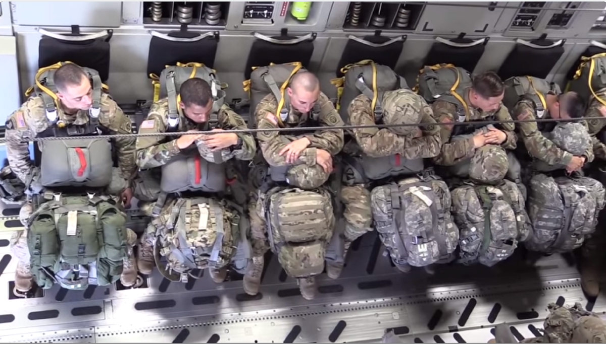 Скриншот из видео: Десантники 82 ВДД  США в полёте. 