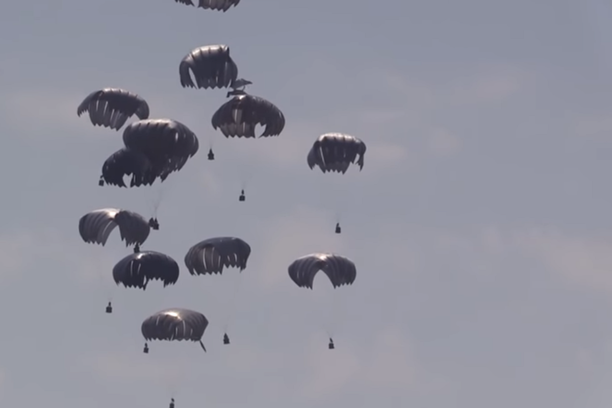 Скриншот из видео. Десантирование военнослужащих 82 ВДД США.