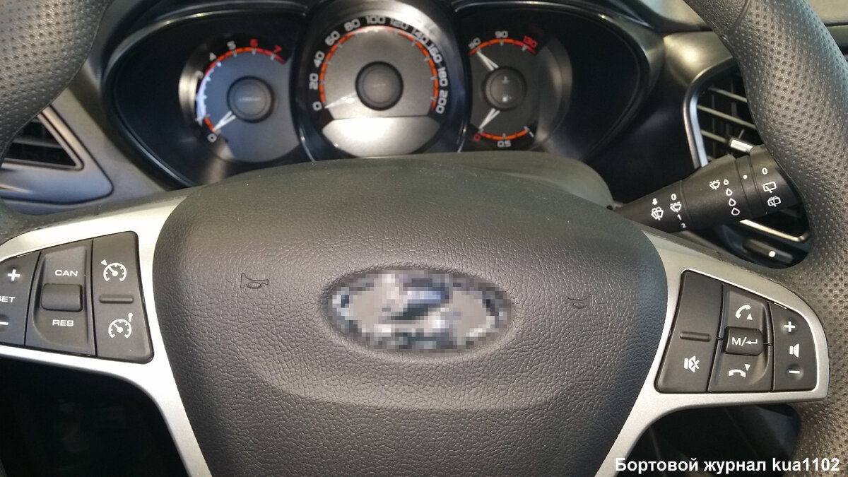 Мультифункциональный руль автомобиля. Автор фотографии kua1102