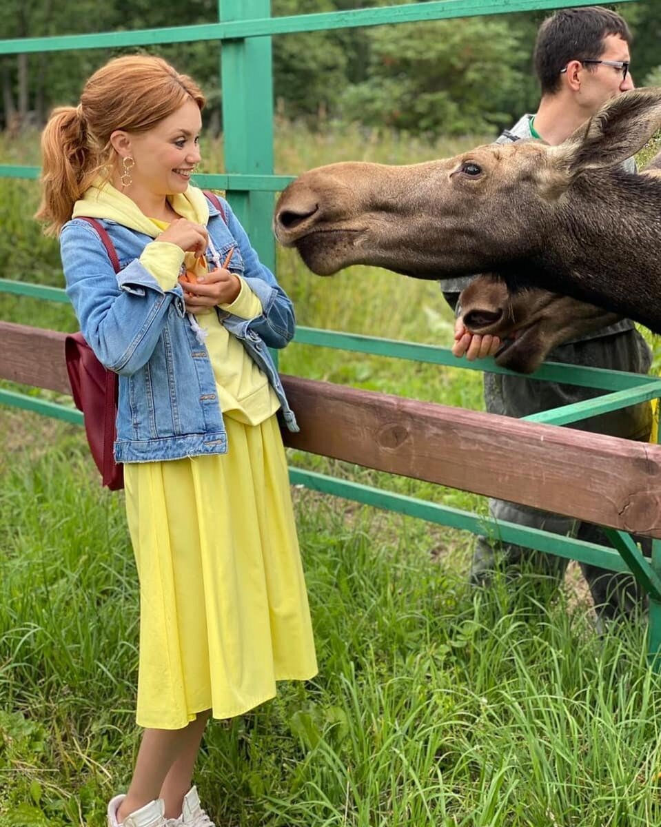 Ольга Кузьмина кормит лося морковкой. Источник фото: Инстаграм @posekretyvsemysvety