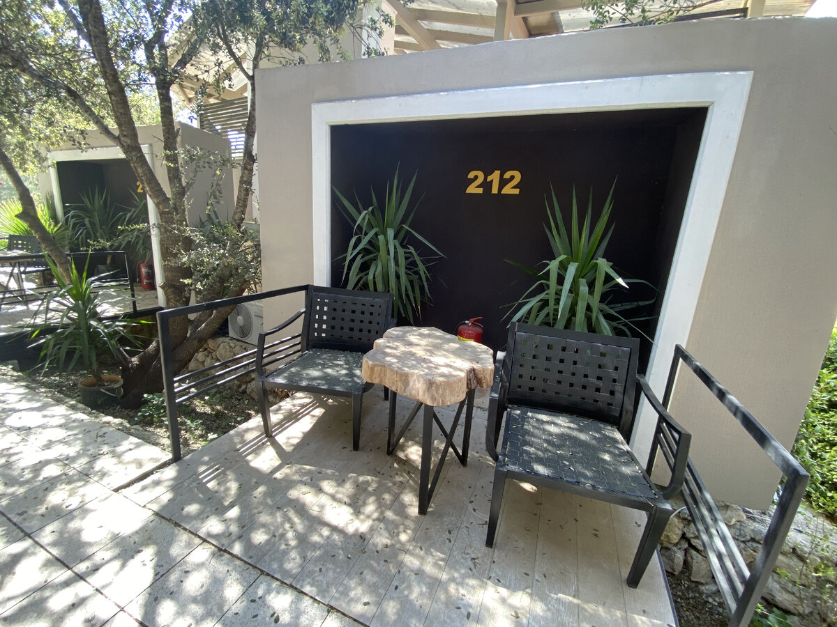 Веранда рядом с домиками