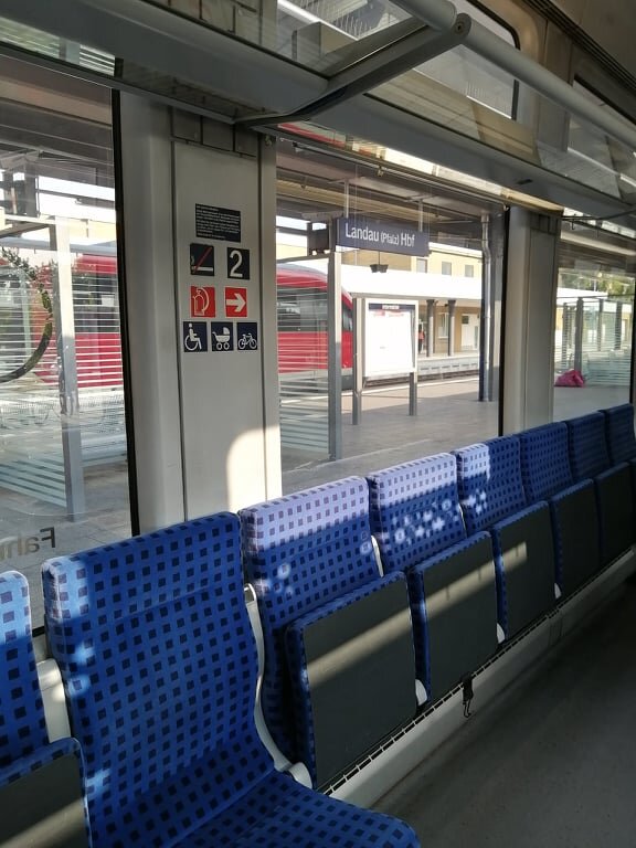 Еду с велосипедом до первого города, чтобы пересесть на другой поезд. Так выглядит вагон для пассажиров с велосипедами.