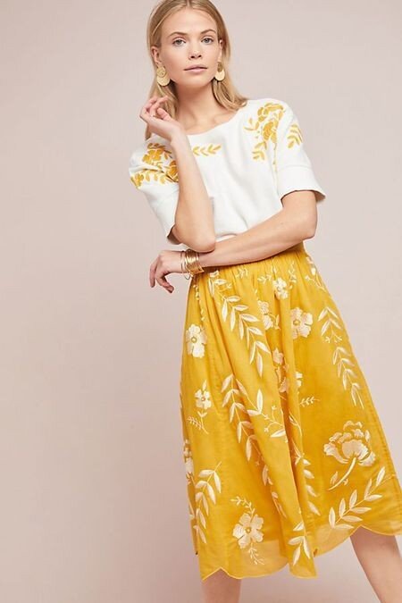 Галерея идей: трендовые женственные варианты футболок