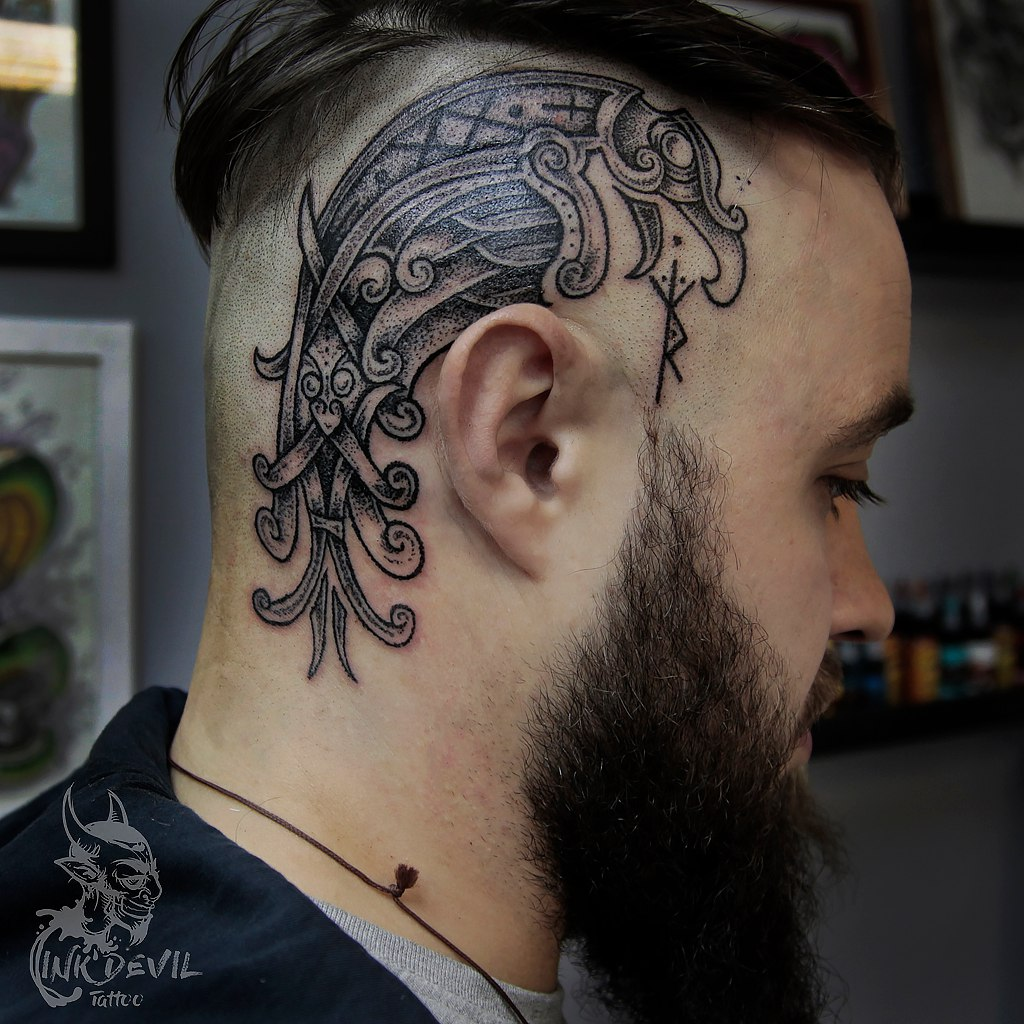 Пример современной татуировки, выполненной на обритой части головы клиента