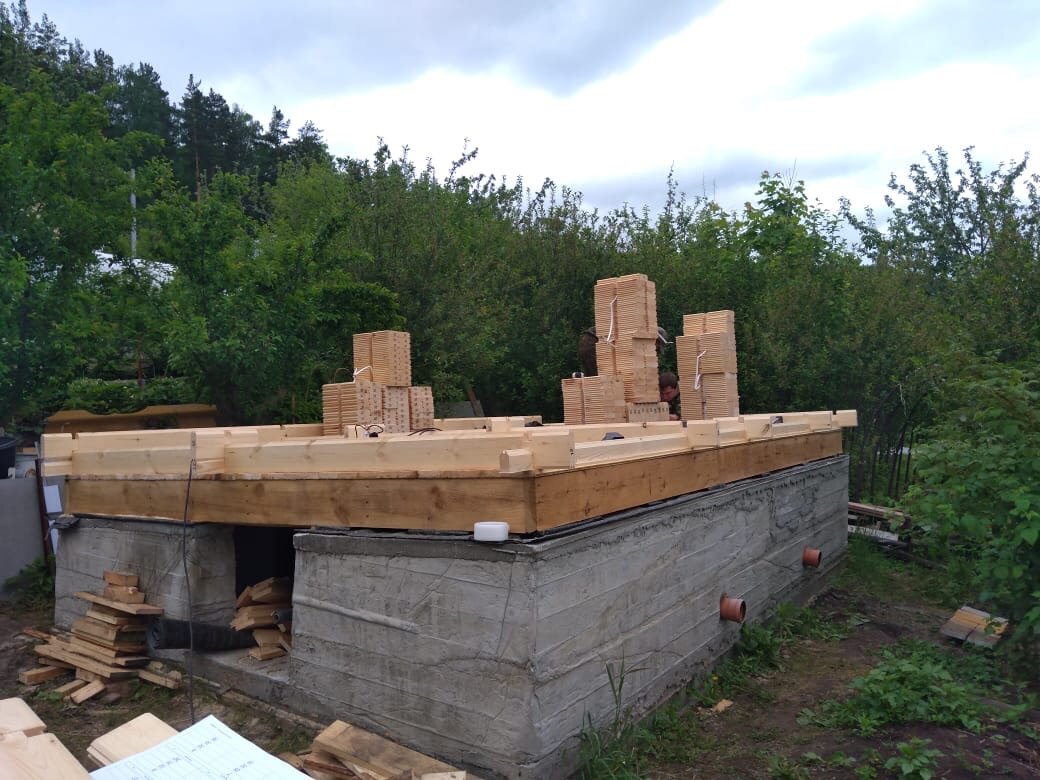 Начало монтажа стен дачи из мини бруса 