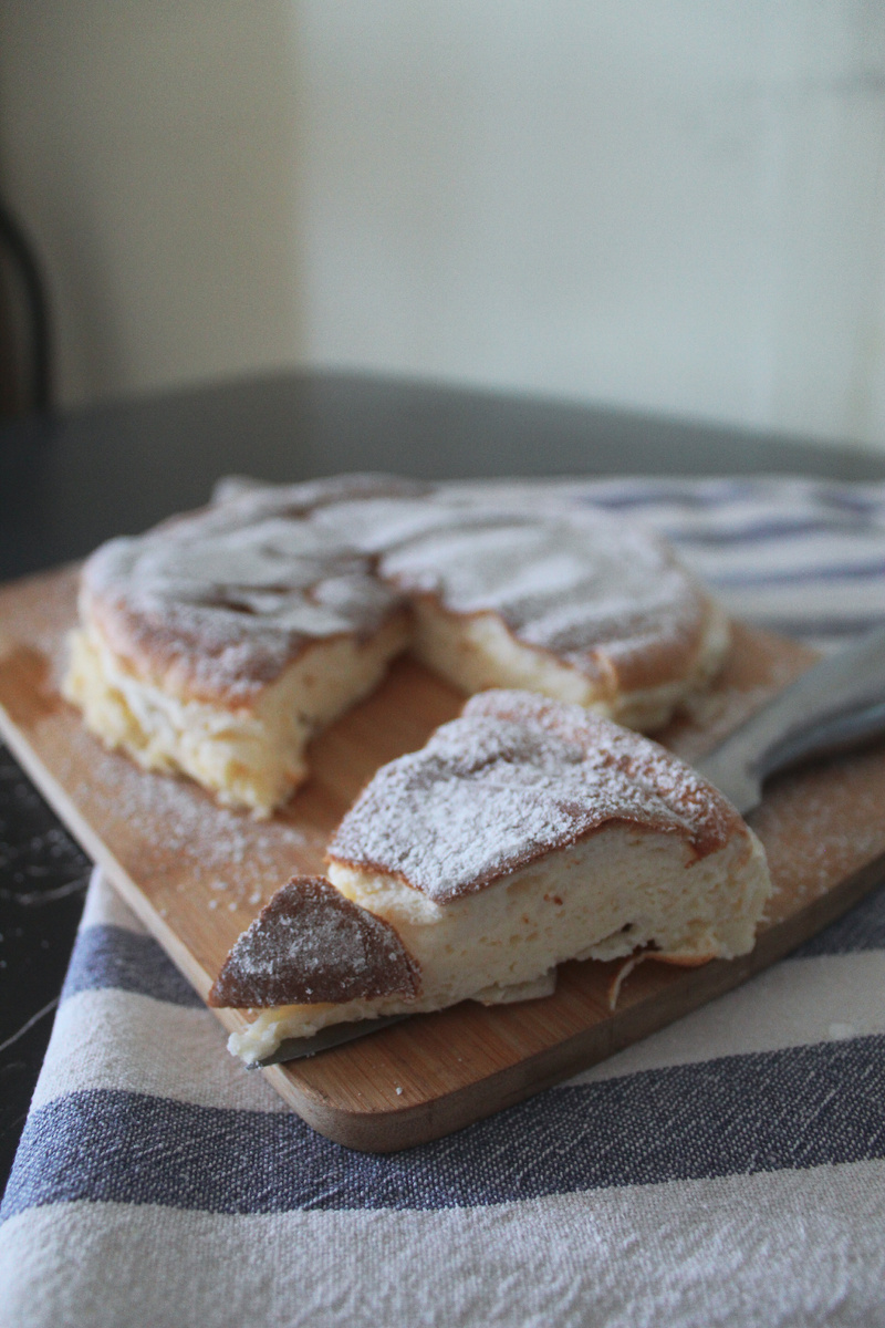 Духовку разогреть до 170°.
Закипять воду.
Для теста:
100гр мягкого творога
30 гр.муки
3 средних яйца
25 гр.эритрита
50 гр .молока
10 гр.кукурузного крахмала
1 ч.л. лимоного сока.
Белок отделить от желтка.
К желткам добавить мягкий творог,муку,крахмал,молоко,лимон.сок.,перемешать.
Белки взбить до пиков с эритритом.
Белки добавить частями к желткам и аккуратно перемешать,чтобы тесто было воздушным.
Переложить в форму.
Форма 16-18 см,застелить пергаметом дно и бока,снаружи хорошо обернуть фольгой,поставить в емкость побольше и добавить кипяток,чтобы покрыл половину формы. Лить в емкость,где стоит форма.
Выпекать 35-40 минут,режим верх/низ.
Выключить духовку,оставить там на 30 минут,достать и полностью охладить.