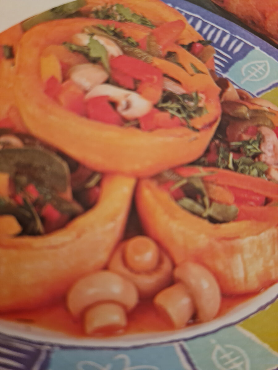Кабачок,фаршированный овощами.