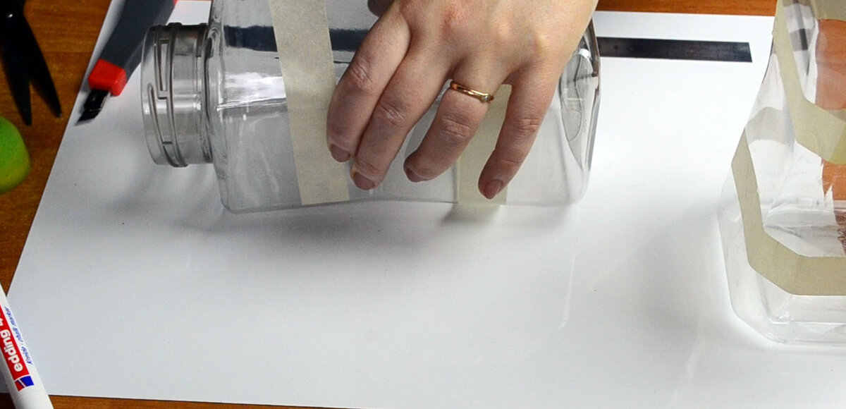 С помощью малярного скотча защищаем часть поверхности от краски