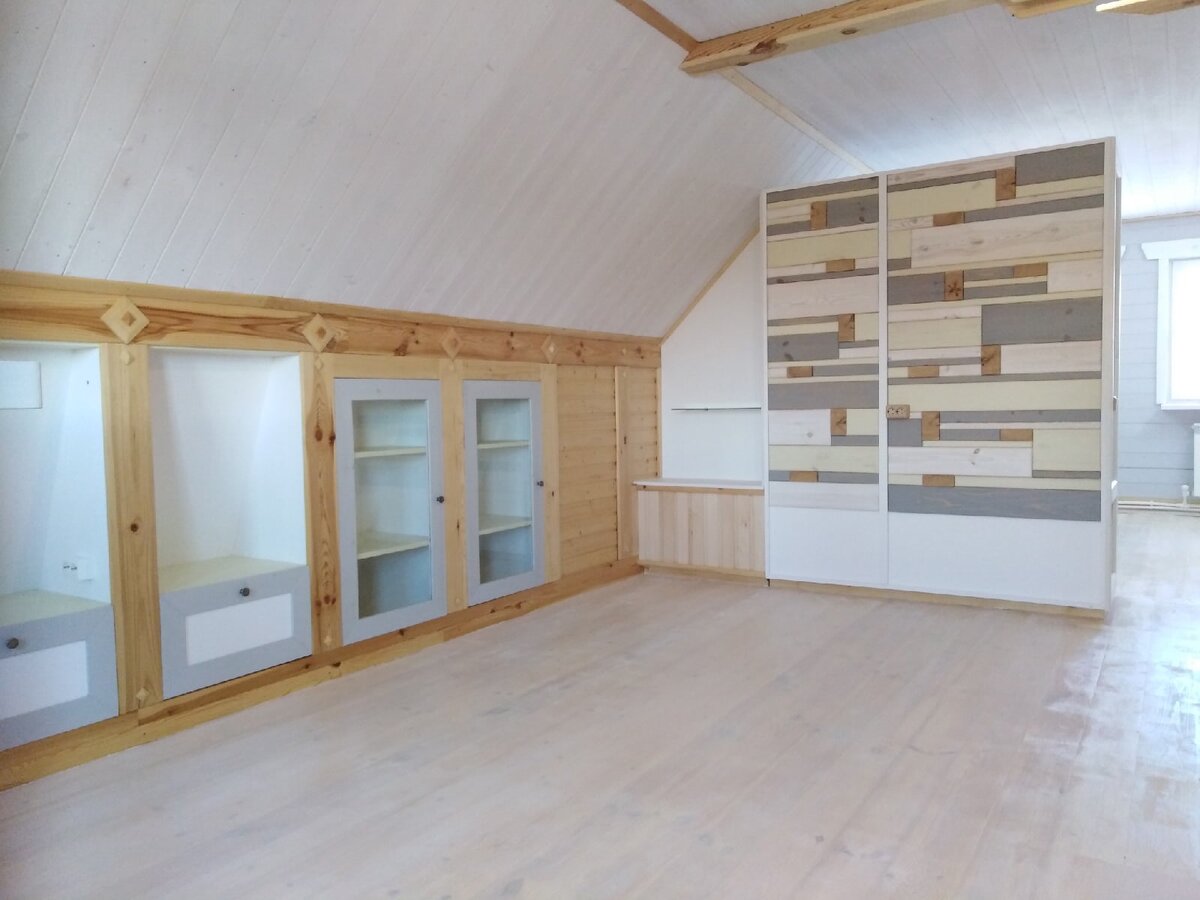 Деревянное панно на стене.