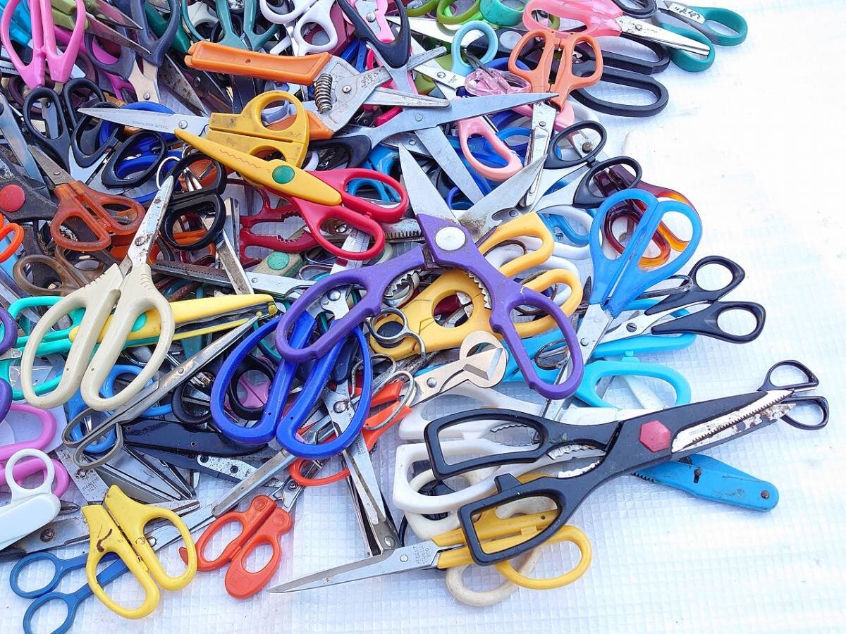 Scissors русские. Швейные ножницы много. Много ножниц. Ножницы разные. Ножницы канцелярские детские.
