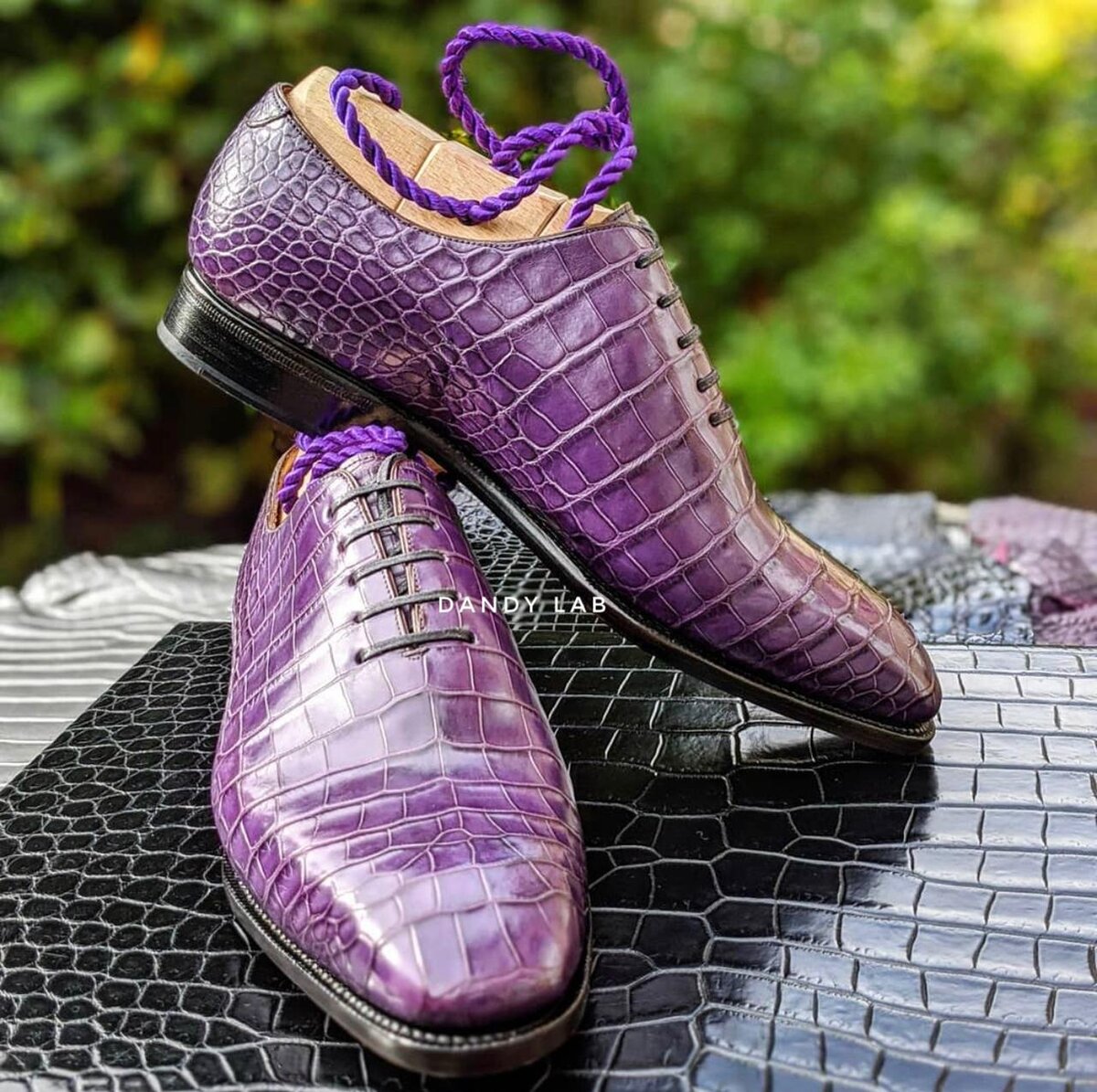 Ботинки из натуральной крокодиловой кожи фиолетового окраса.