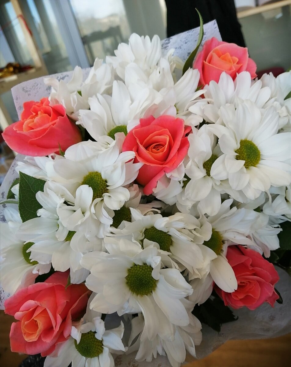 Белая кустовая хризантема в букете 