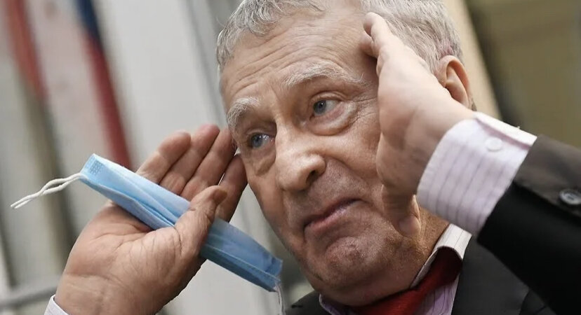 “Ъ” продолжает цикл интервью с лидерами парламентских партий в преддверии старта кампании по выборам в Госдуму. Либерально-демократическая партия России (ЛДПР) на выборах 2016 года в голосовании по партспискам уступила КПРФ всего 0,2%, а на выборах-2021 рассчитывает на прочное второе место. Ее председатель Владимир Жириновский рассказал “Ъ”, почему он по-прежнему верит в Этим мы всегда оправдываем название партии, поскольку либерализм сегодня — единственное политическое учение, в рамках которого действуют все структуры демократических институтов по всему миру.
А у нас либералов охаивают. Но это уже наша беда: царь плохой, коммунисты плохие, патриоты плохие, теперь и либералы плохие, и консерваторы. У ЛДПР смешанная программа партии и концептуальные взгляды. Мы считаем себя и либералами, и консерваторами, и патриотами. Так было с самого начала, мы не метались. Вот сейчас некоторые придумали новый социализм. Это идиотизм, ничего нового не бывает. Поэтому у нас твердая позиция. Естественно, сейчас есть что-то новое для внутренней и внешней политики, мы это учитываем. Но стратегически у нас все остается, как и было. Взять, к примеру, русский вопрос. Наша фракция во время недавнего отчета правительства в Думе жестко подняла вопрос: мы газ дали всем бывшим советским республикам еще в 60-е годы прошлого века. А русским обещаем стопроцентную газификацию к 2040 году, а то и позже. Почему на последнем месте должны быть русские?

— Вы не раз заявляли, что ваша задача — стать второй партией по итогам думских выборов. Теперь эту цель декларирует еще и обновленная «Справедливая Россия». Вы за какое место будете бороться на осенних выборах?

— Можно только посмеяться. У них совесть есть какая-то? На каком основании они вдруг обгонят ЛДПР и КПРФ? Они состоят из перебежчиков и предателей из КПРФ, «Яблока» и ЛДПР. Они не проходили в парламент ни в 2007 году, ни в последующие годы. В 2007 году проходной барьер был 7%, они получили 4%. У нас забрали 3% и им добавили, и они сели на наши места. Они и в 2016 году не проходили — их за волосы вытянули, потому что это прокремлевская партия. Это был филиал «Единой России». Какие основания у людей голосовать за «Справедливую Россию»? У них два губернатора — (Александр.— “Ъ”) Бурков в Омской области и (Олег.— “Ъ”) Николаев в Чувашии, так они пошли на выборы самовыдвиженцами. Постеснялись сказать, что идут от «Справедливой России». С позором в свое время выгнали губернатора Забайкальского края от «Справедливой России». Стоит ли Миронову (лидер эсеров Сергей Миронов.— “Ъ”) говорить о втором месте? Он, может быть, завлекает таким образом к себе артистов, спортсменов, писателей. Если честно провести выборы, они вообще в Думу не проходят. Коммунисты с трудом преодолеют 5%. А ЛДПР имеет все шансы на победу.

«Справедливая Россия» и КПРФ говорят, что они за бедных, а у самих во фракциях — сплошные миллионеры и миллиардеры. Конечно, люди не хотят за них голосовать. А «Единая Россия» 20 лет у власти. Даже если бы все было хорошо, наступает усталость от любой партии, которая стоит наверху, от любых лидеров. При Саддаме Хусейне было лучше в Ираке, но люди устали и распрощались с ним. В Сирии семья Асадов 50 лет у власти — сколько можно? Поэтому восстали. То же самое с Каддафи в Ливии. Мы за полную сменяемость власти. Иначе это кончается кровью или революциями, как на Украине.либерализм, к чему приведет дело Сергея Фургала и что еще нужно сделать для борьбы с коронавирусом.

— Предложит ли ЛДПР на осенних выборах что-то новое с точки зрения идеологии?

— Сейчас нельзя ничего нового никому предлагать, уже все сказано. Наши твердые принципы — это смешанная экономика, демократия, сменяемость власти, свобода прессы, независимость судов.

