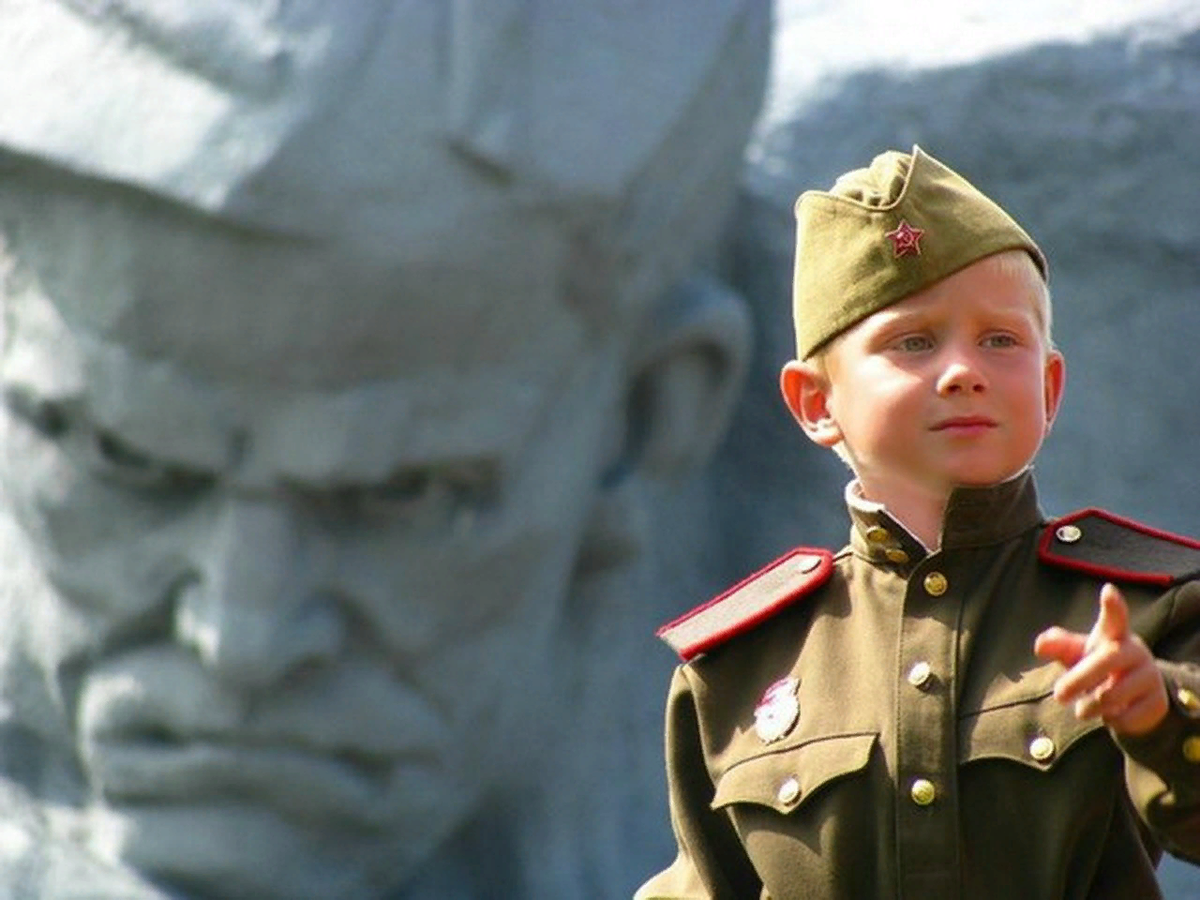 Дети в военной форме. Малыш в военной форме. День Победы для детей. Дети в военной форме на 9 мая. Что ценят русские