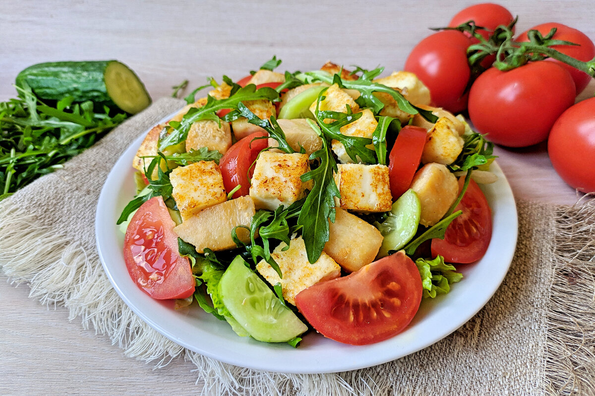 Тёплый салат с курицей и адыгейским сыром: быстро, полезно и вкусно | Еда  на каждый день | Дзен