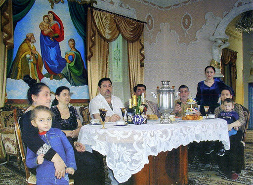 Цыганская семья среднего достатка. Фото restbee