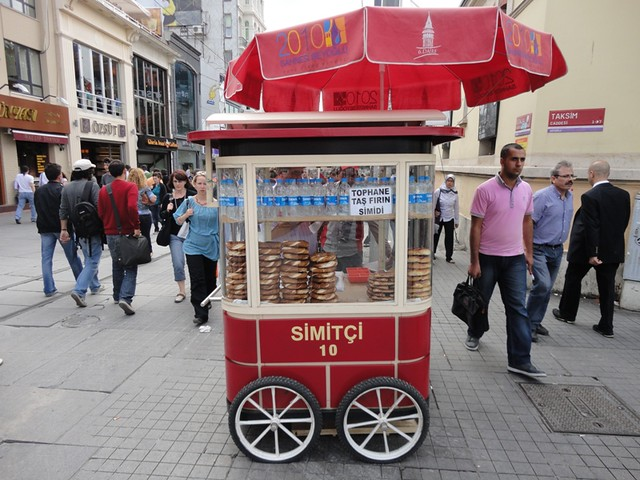 Симитчи - человек, который продаёт булочки.