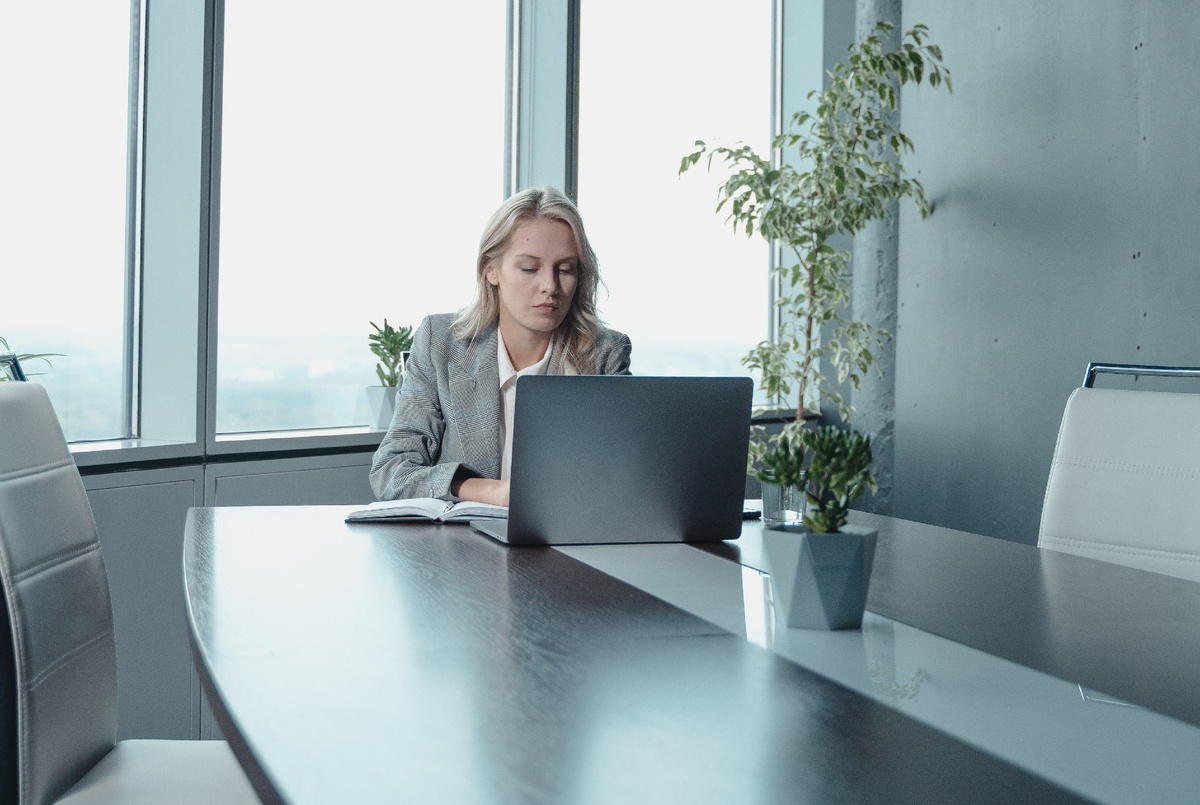 Онлайн и офлайн способы проведения очных собраний можно будет сочетать. Изображение: Pexels