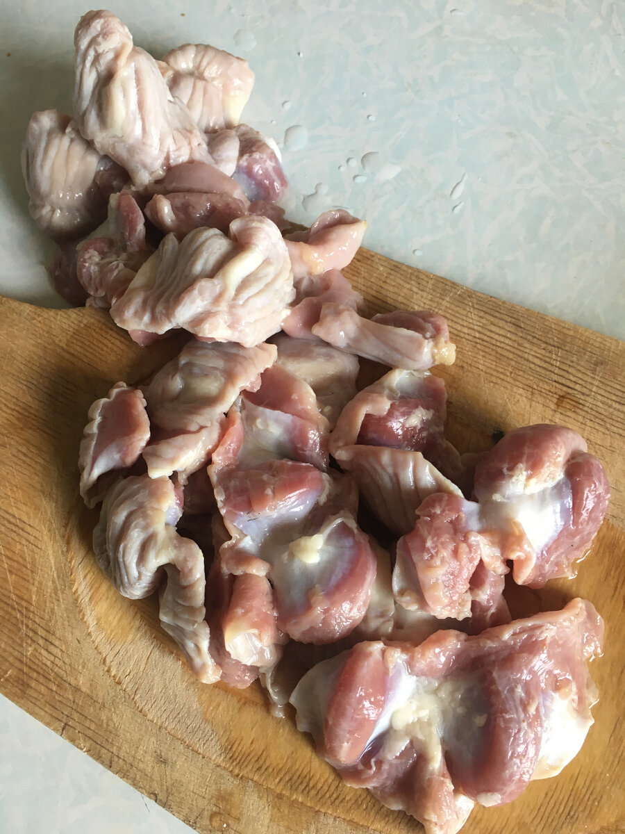 Куриные желудки хорошо помыть и почистить.