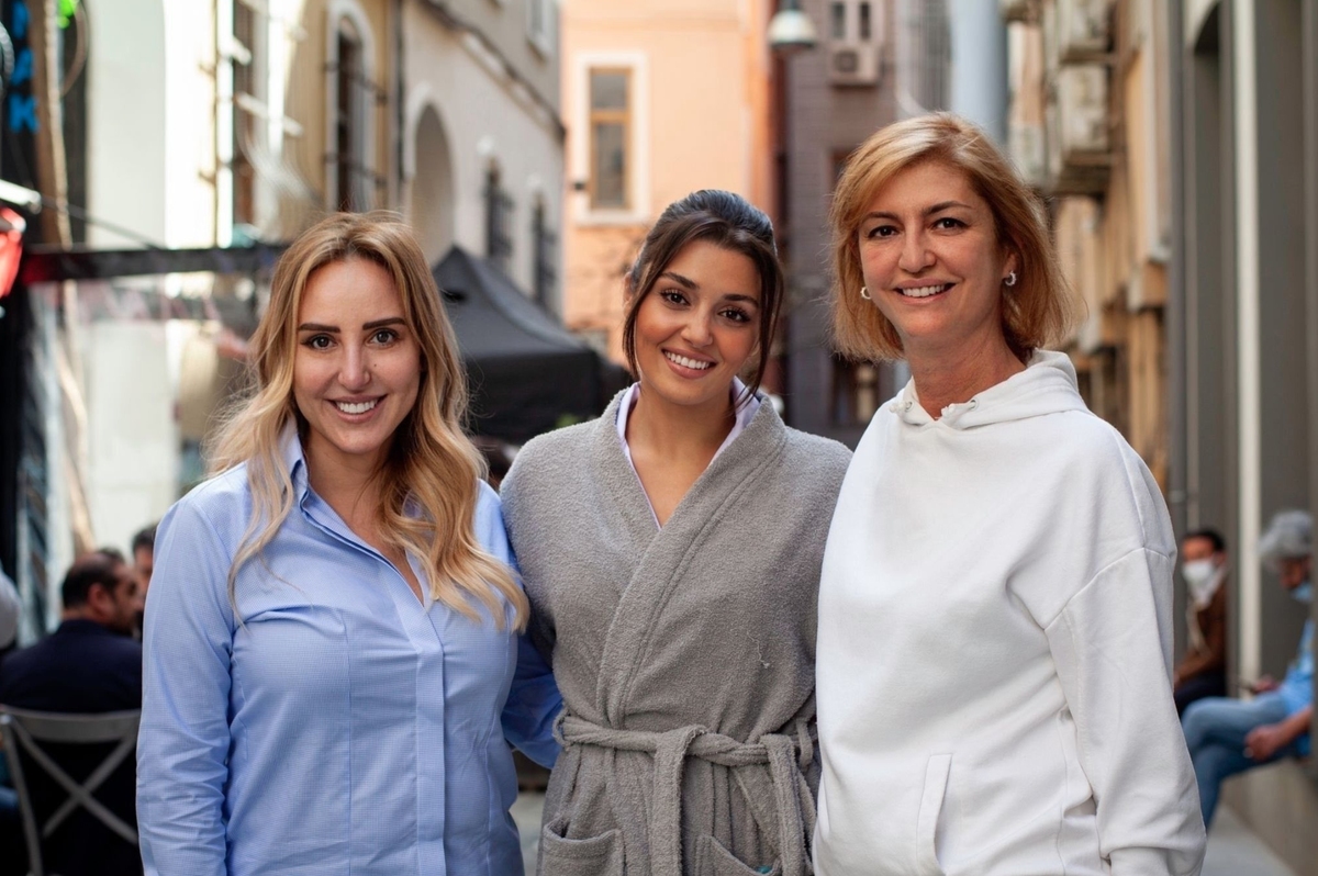  Ханде с основателем и президентом ассоциации «Kansersiz Yasam» (организация по борьбе с раком).