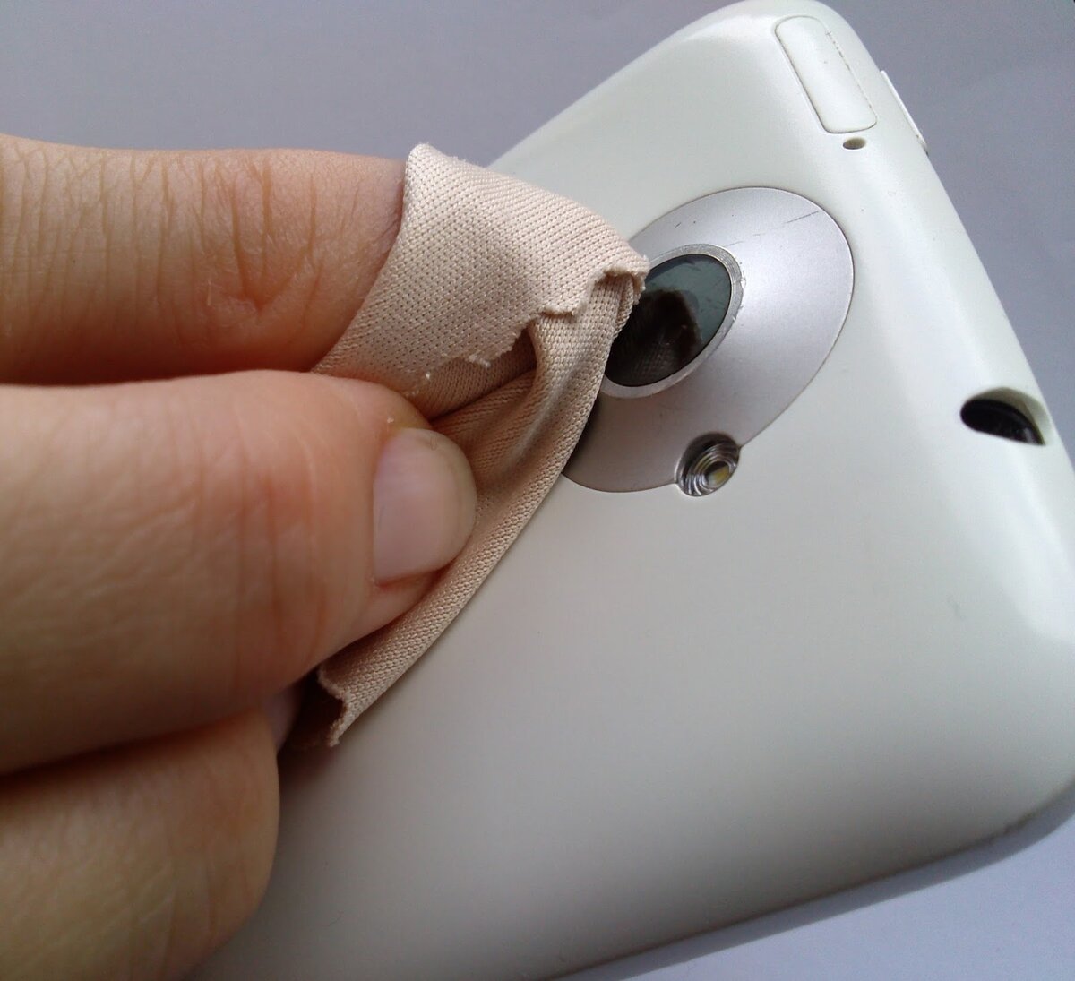 При загрязнении объектива достаточно очистить его с помощью ватного диска