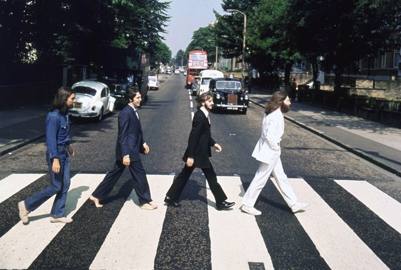 на фото обложка альбома Abbey Road 