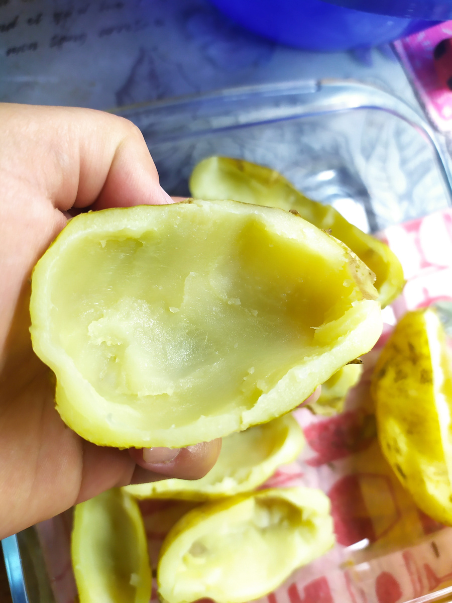 Картофель отварить в солёной воде, остудить. Порезать на половинки. Достать серединку.