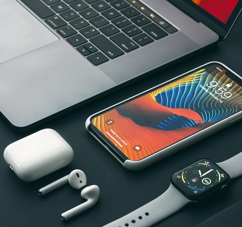 На картинке показано продукты: Macbook Air, AirPods, iPhone XS Max, Apple Watch Series!