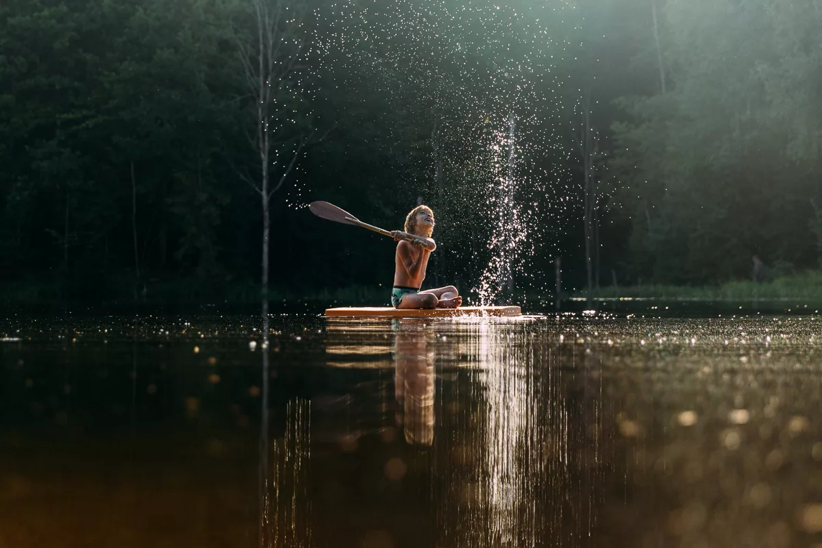 Девушка в брызгах воды