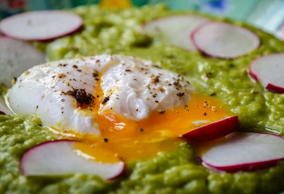 На 2-4 порции потребуется: 
- 2 столовые ложки сливочного масла
- 3 нарезанных зеленых лука
- 2 картофелины, очищенные и нарезанные кубиками
- 800 мл воды или овощного бульона
- морская соль и свежемолотый перец
- 400 г замороженного горошка
- 1 чайная ложка сушеного орегано
- 1 столовая ложка белого винного уксуса
- 2-4 яйца
- 3 редиски, вымытые и нарезанные