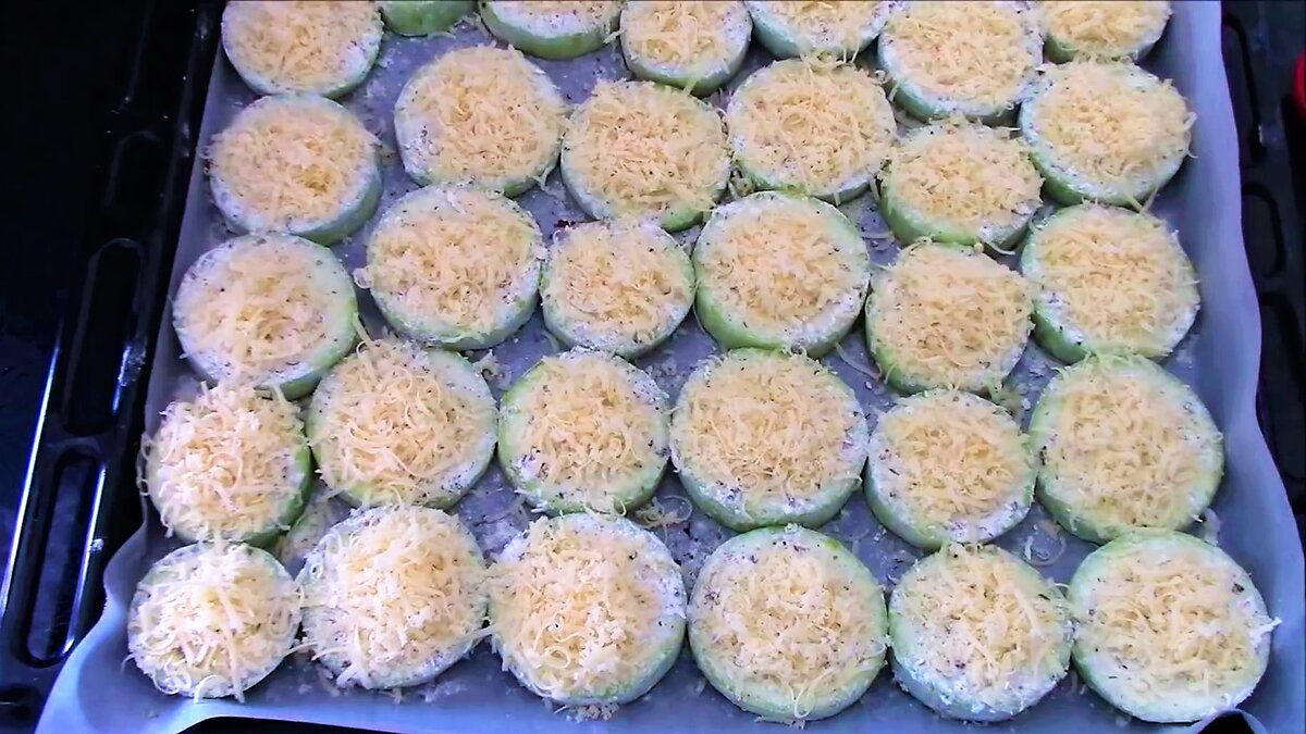 Котлеты на пару в духовке. Запеченные котлеты и кабачки фото. Котлеты с кабачком и фаршем. Кабачки в духовке котлеты запеченные. Котлетки с кабачком в духовке.