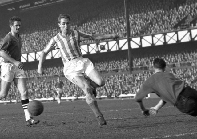 Источник: https://www.shieldsgazette.com/news/tyne-wear-derby-re-live-classic-newcastle-united-v-sunderland-games-1960s-370928