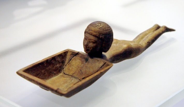 Древнеегипетская ложка VI века до н.э., используемая в косметике. Википедия