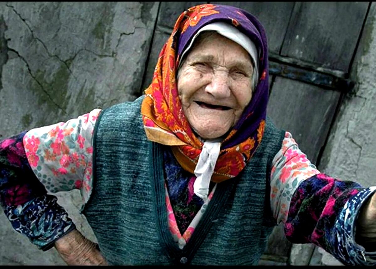 Бабушка фут. Бабушка улыбается.