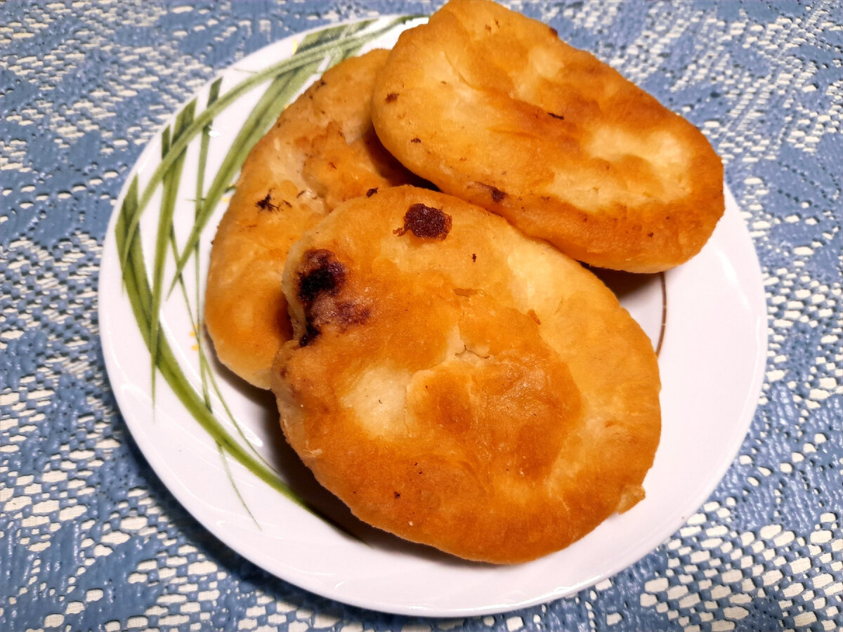 Беляш. Тесто для беляшей. Беляши рецепт на воде. Ложные беляши на бульонных кубиках. Беляш.