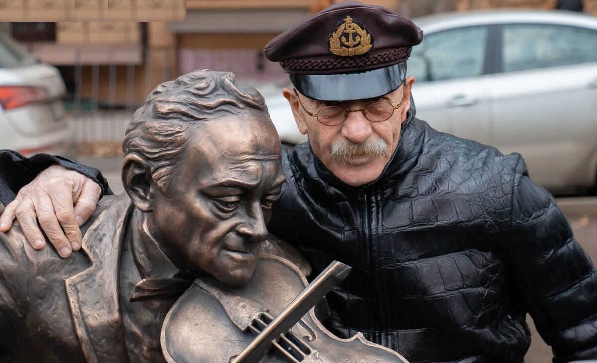 Скрипач аидиш моня. Ростов на Дону памятник скрипачу Моне. Соломон Телесин Моня. Ростов памятник Моне Розенбаум. Памятник Соломону Телесину в Ростове.