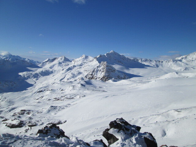 На фото: Кавказский хребет , вид с Эльбруса ,высота 3850 м. Личное фото