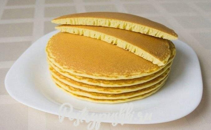 Панкейки – это пышные блинчики на американский манер. Тесто для них замешивается густое и воздушное для того, чтобы они не очень сильно растекались по сковороде. В классическом варианте подачи, каждый блинчик смазывают сливочным маслом, кладут их друг на друга и поливают кленовым сиропом.