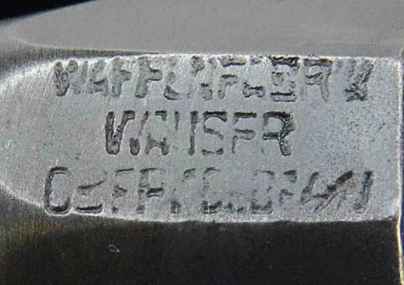 Ошибочная эмблема «WAUSER» на китайской подделке 