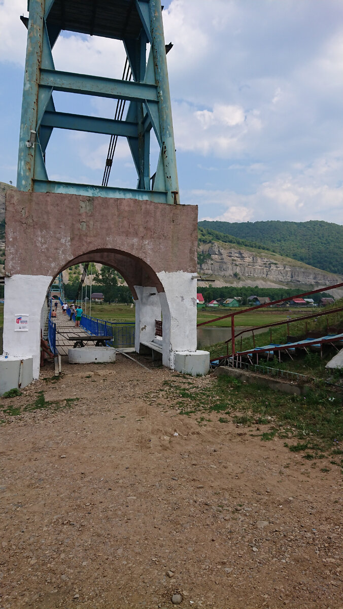 старинный мост с видом на природный парк  