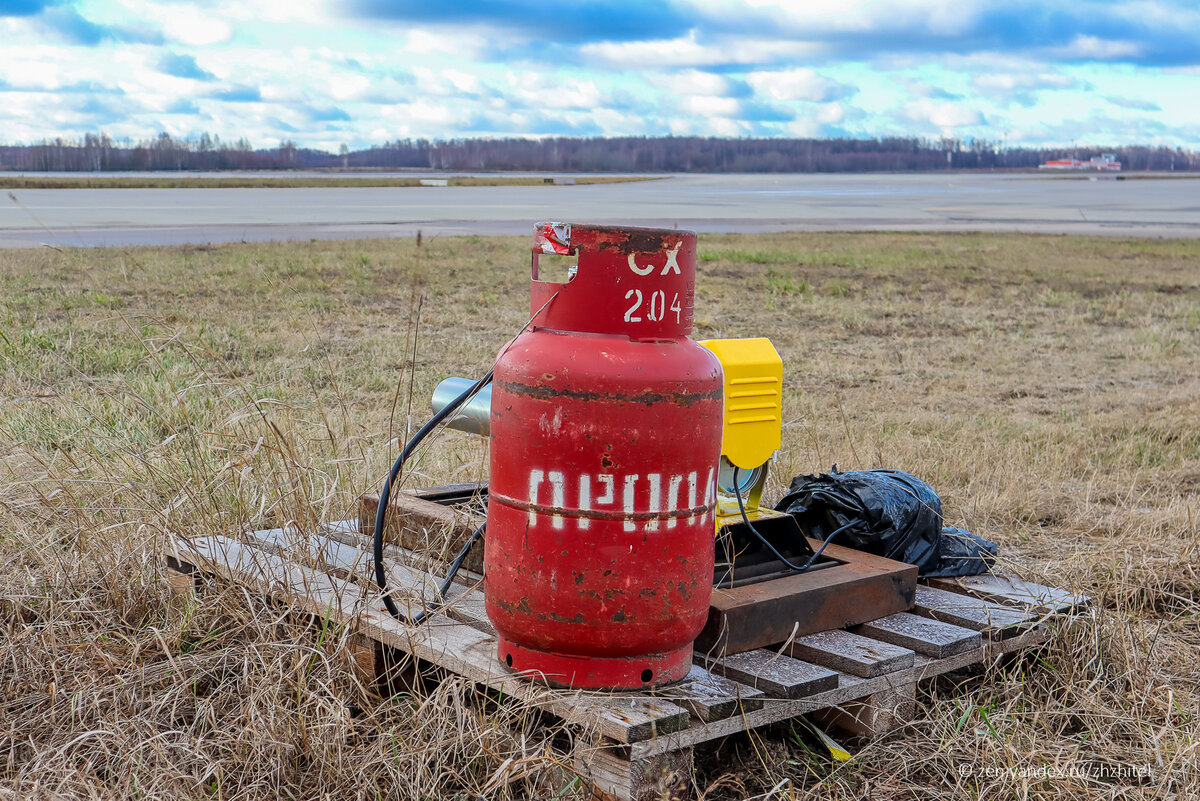 Громпушка в аэропорту. Зачем нужен баллон с пропаном у взлетно-посадочной  полосы | ЖЖитель: путешествия и авиация | Дзен