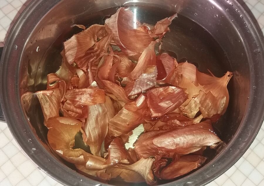 Шелухи надо немного - достаточно один раз хорошо рукой захватить из мешка. Из личного архива автора канала