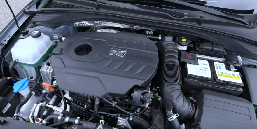 Подкапотное пространство крупным планом.