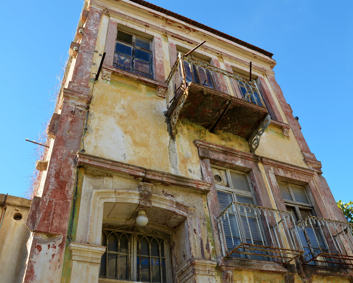 Заброшенный дом в Айвалыке. Фото автора.