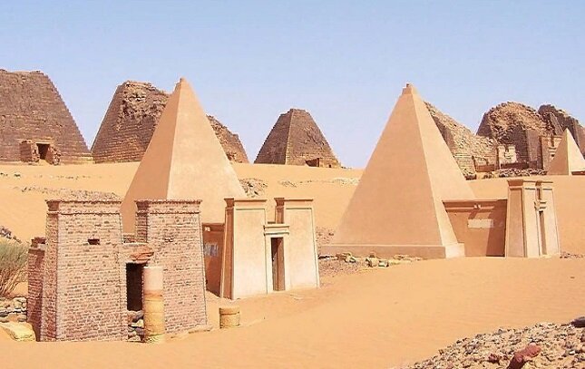 Пирамиды Кушитского царства в Мероэ. (википедия)