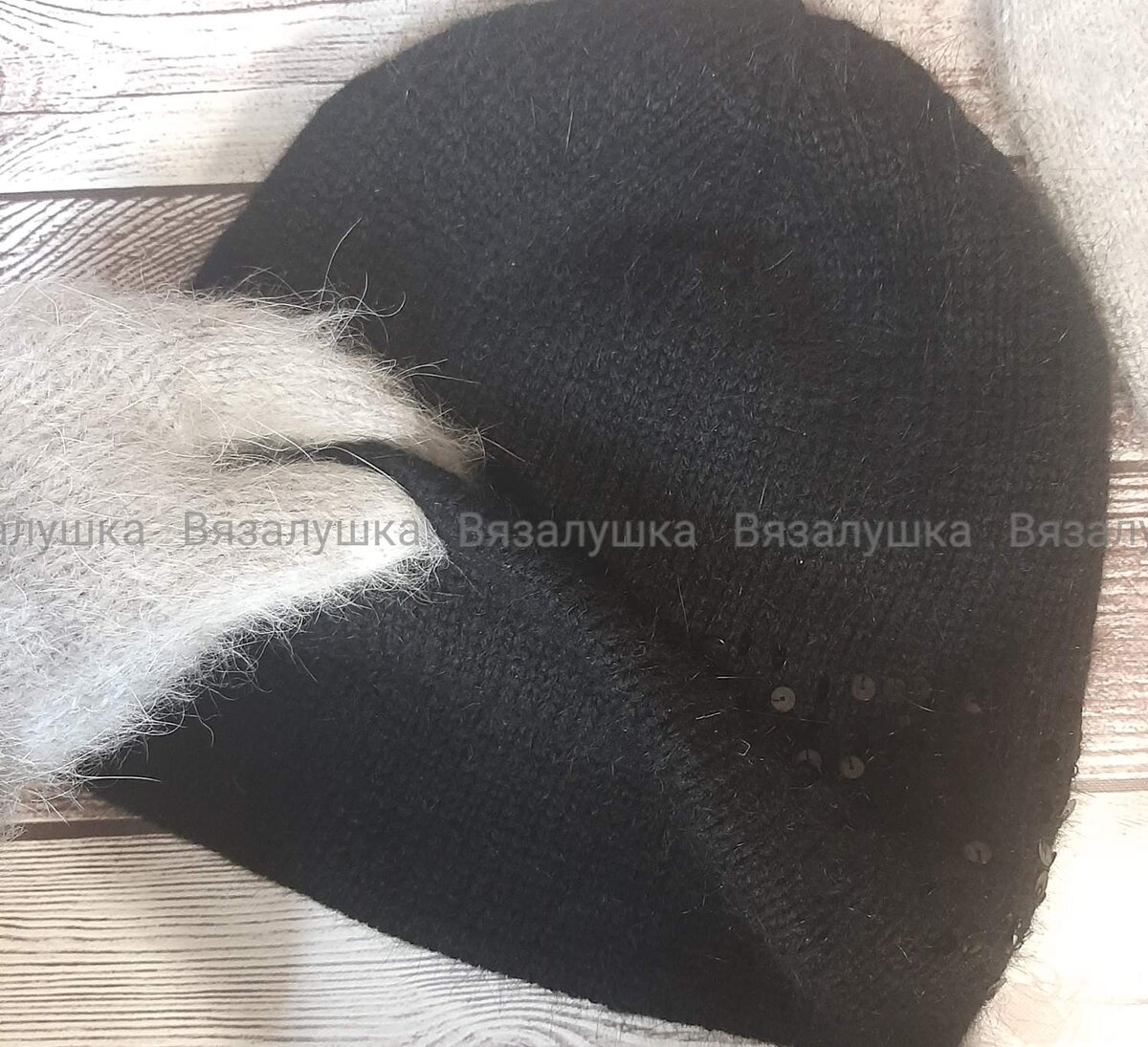 Просто складываем готовую шапку пополам. Линия подворота.