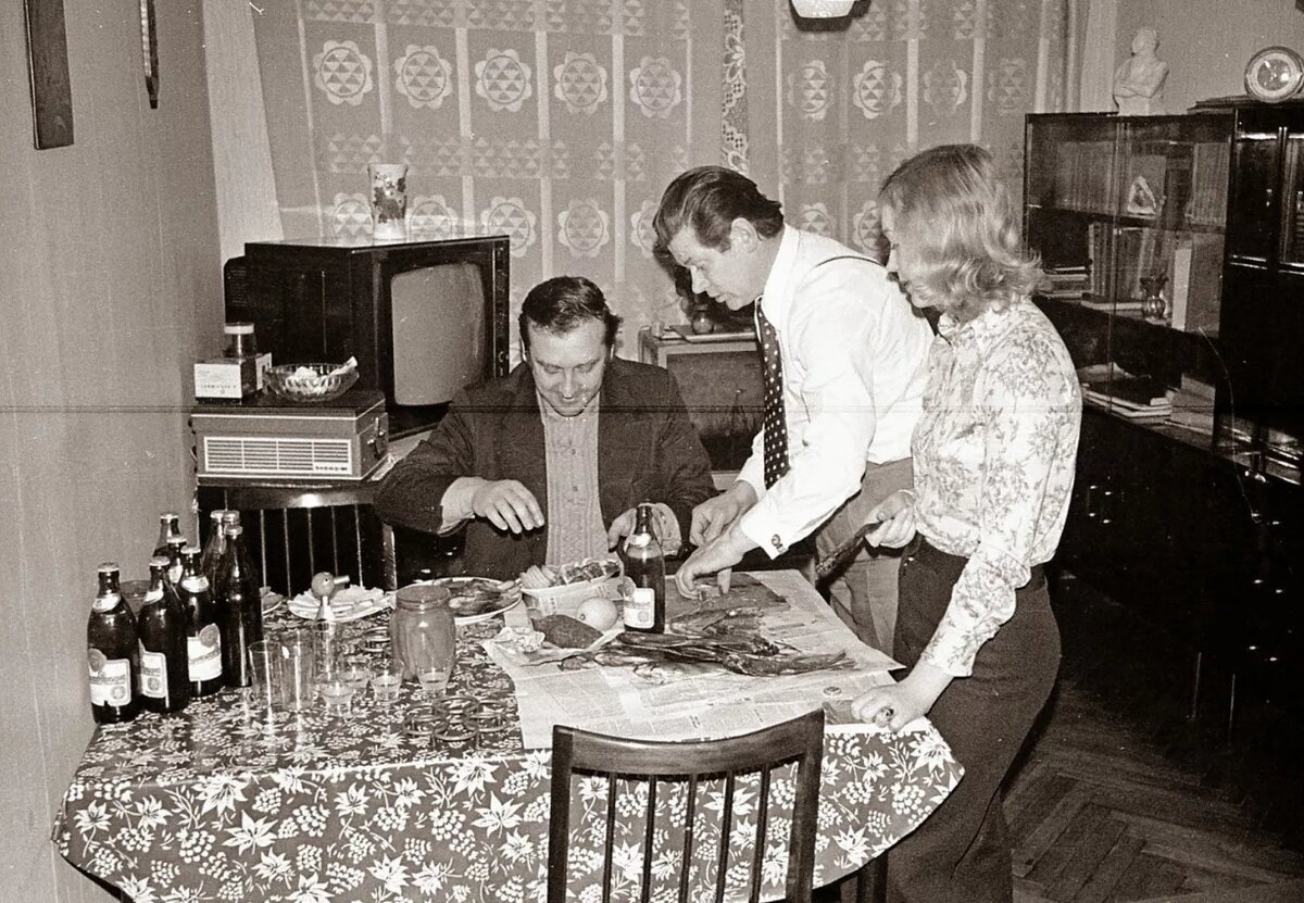 Отец года советский. СССР 1970-Е. Застолье в советское время. Советская семья застолье. Новогоднее застолье в СССР.