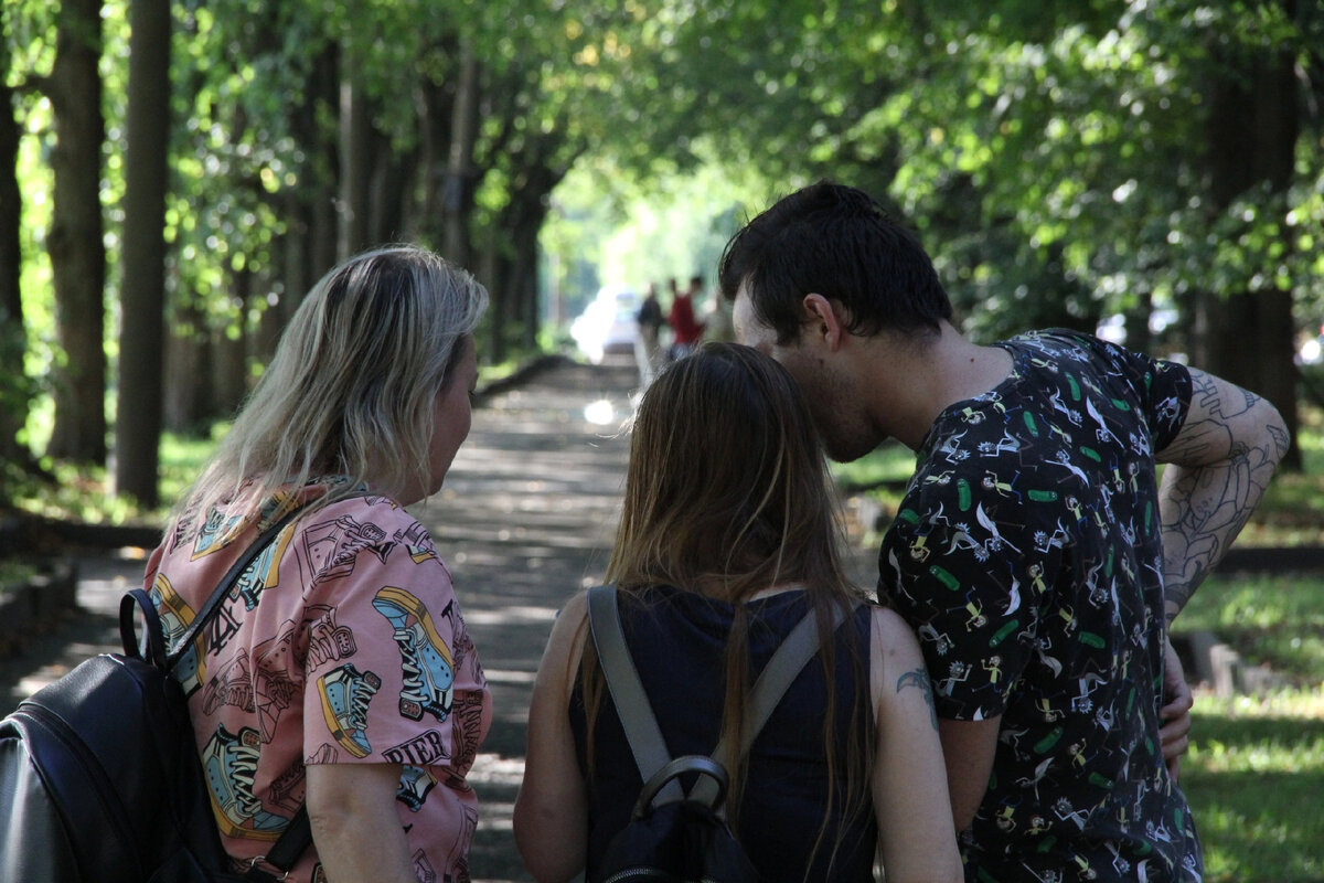 Слева на право: автор канала, Наташа, Андрей. Сквер в Угличе. Что мы там так внимательно изучаем?))