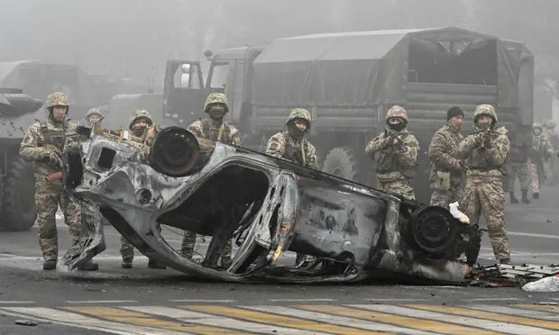 Казахстанские войска на главной площади Алма-Аты: президент приказал силам безопасности «стрелять на поражение». Фото: Мария Гордеева/Reuters.